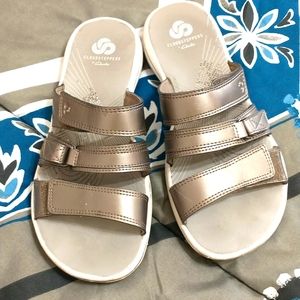 Size 6 cloud steppers by Clarks to tell Gray gently worn